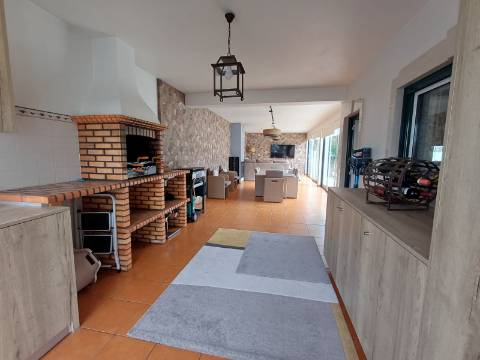 Excelente moradia T4 com piscina e garagem na Bajouca