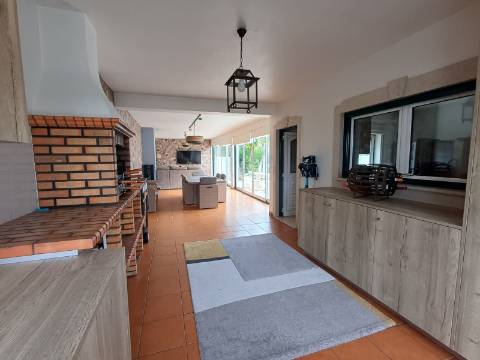 Excelente moradia T4 com piscina e garagem na Bajouca