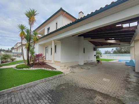Excelente moradia T4 com piscina e garagem na Bajouca