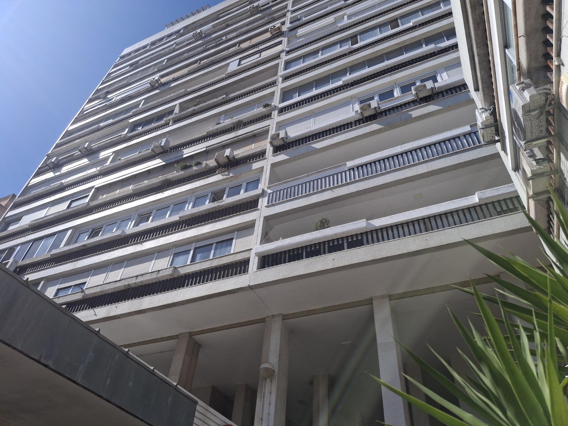 Apartamento T4 com estacionamento na Av. EUA