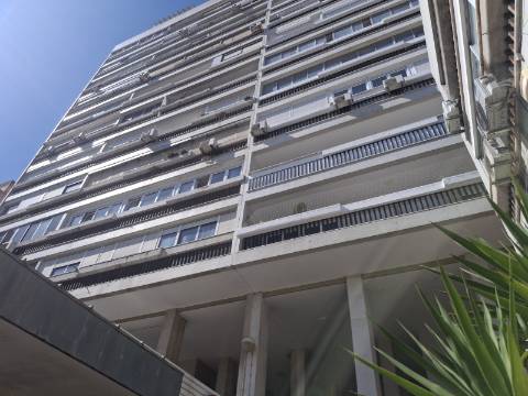 Apartamento T4 com estacionamento na Av. EUA