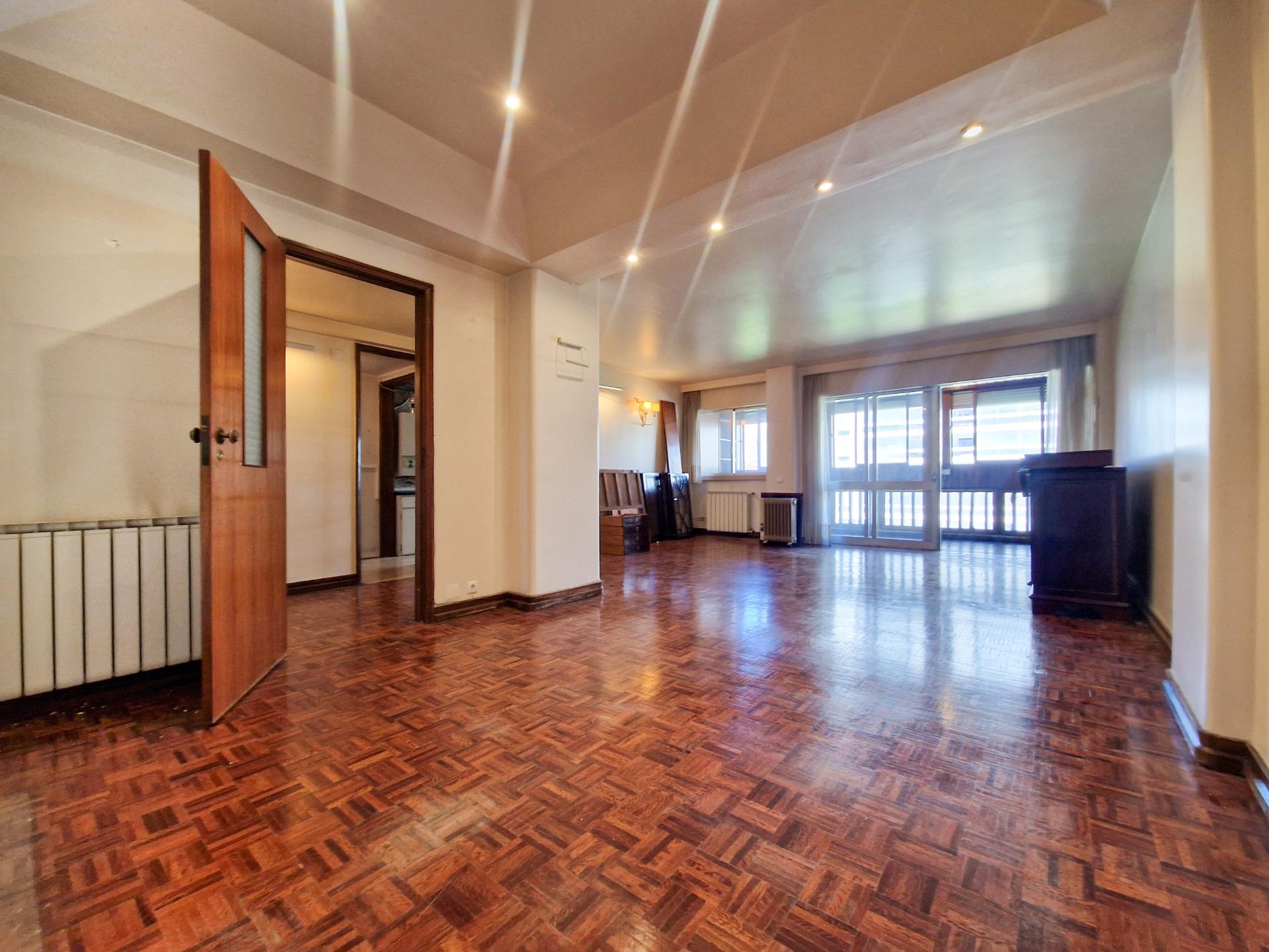 Apartamento T4 com estacionamento na Av. EUA