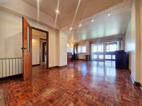 Apartamento T4 com estacionamento na Av. EUA