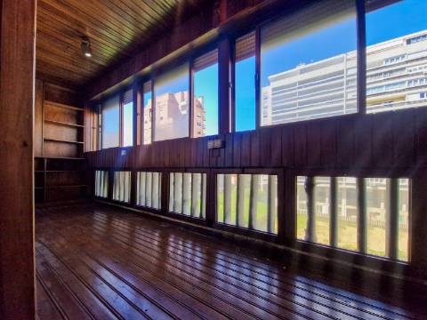 Apartamento T4 com estacionamento na Av. EUA