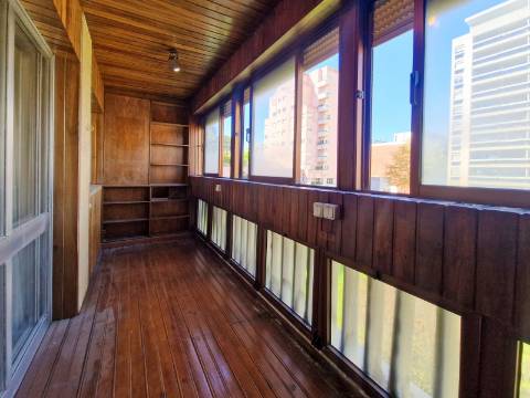 Apartamento T4 com estacionamento na Av. EUA