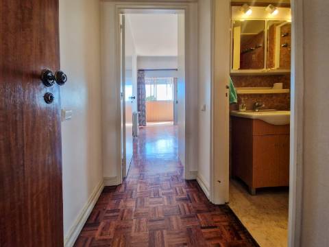 Apartamento T4 com estacionamento na Av. EUA