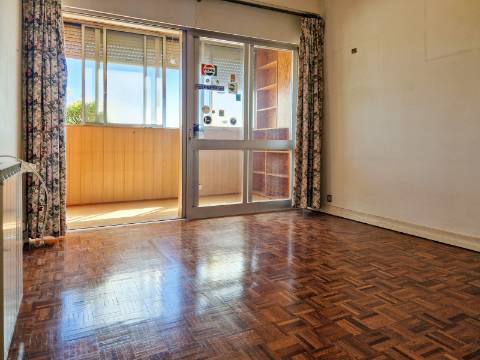 Apartamento T4 com estacionamento na Av. EUA