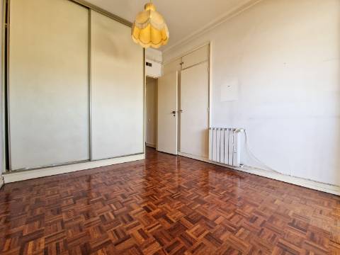 Apartamento T4 com estacionamento na Av. EUA