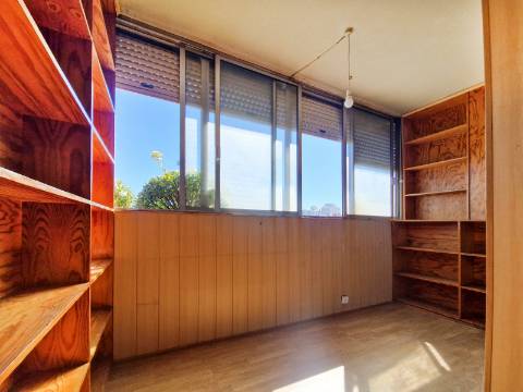 Apartamento T4 com estacionamento na Av. EUA