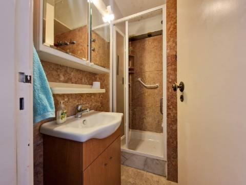 Apartamento T4 com estacionamento na Av. EUA