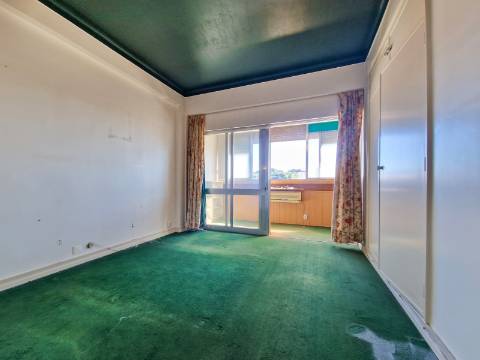 Apartamento T4 com estacionamento na Av. EUA