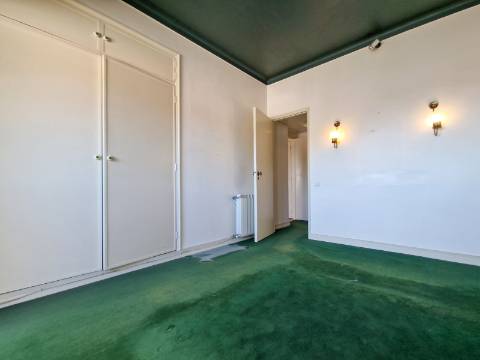 Apartamento T4 com estacionamento na Av. EUA