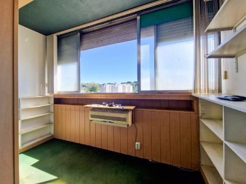 Apartamento T4 com estacionamento na Av. EUA