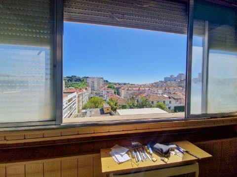 Apartamento T4 com estacionamento na Av. EUA