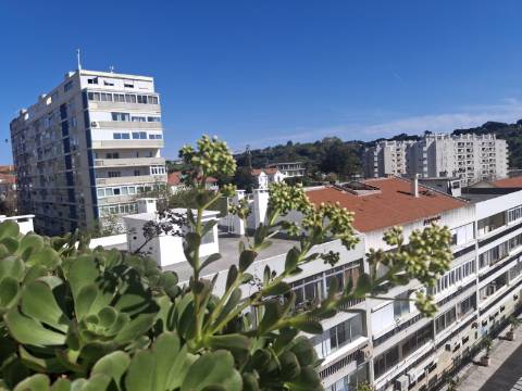 Apartamento T4 com estacionamento na Av. EUA