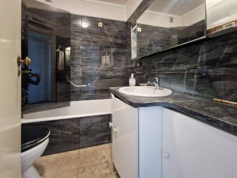 Apartamento T4 com estacionamento na Av. EUA