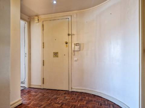 Apartamento T4 com estacionamento na Av. EUA