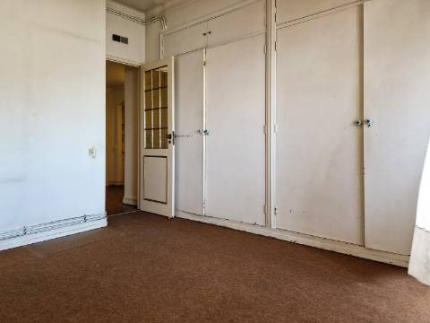 Apartamento T4 com estacionamento na Av. EUA