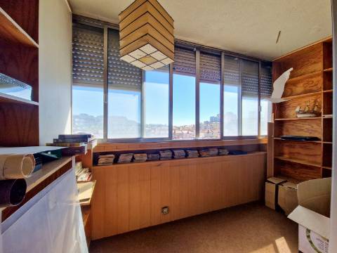 Apartamento T4 com estacionamento na Av. EUA