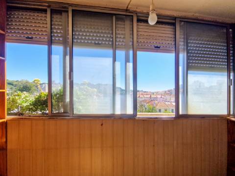 Apartamento T4 com estacionamento na Av. EUA