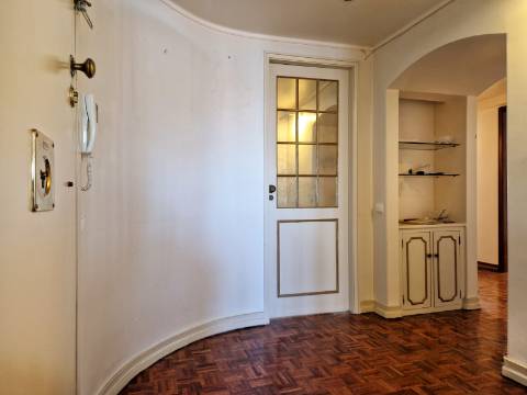 Apartamento T4 com estacionamento na Av. EUA