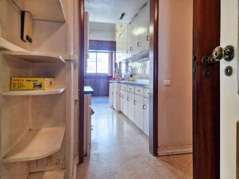 Apartamento T4 com estacionamento na Av. EUA