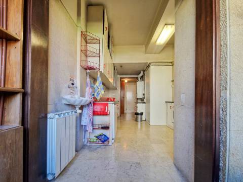 Apartamento T4 com estacionamento na Av. EUA