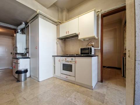 Apartamento T4 com estacionamento na Av. EUA