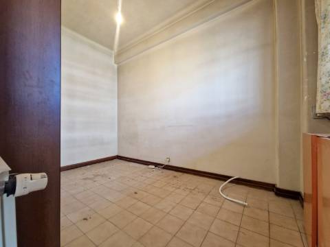 Apartamento T4 com estacionamento na Av. EUA