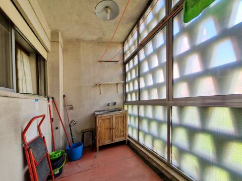 Apartamento T4 com estacionamento na Av. EUA