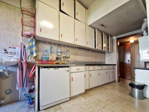 Apartamento T4 com estacionamento na Av. EUA