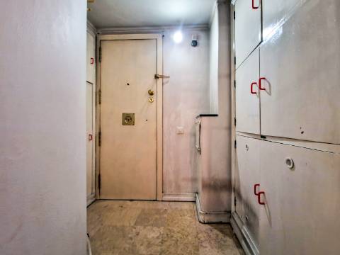 Apartamento T4 com estacionamento na Av. EUA