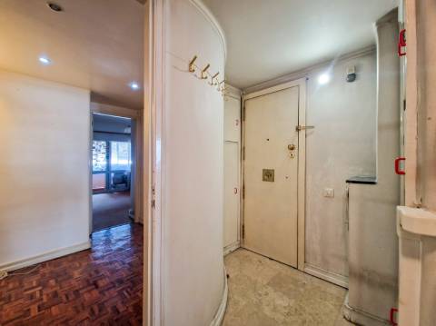 Apartamento T4 com estacionamento na Av. EUA