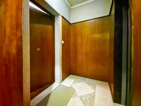 Apartamento T4 com estacionamento na Av. EUA