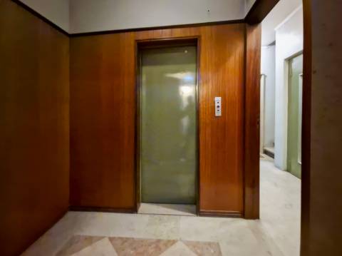 Apartamento T4 com estacionamento na Av. EUA