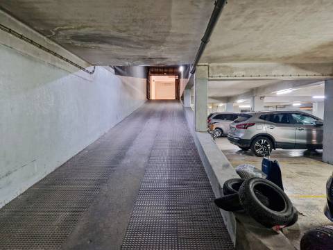 Apartamento T4 com estacionamento na Av. EUA