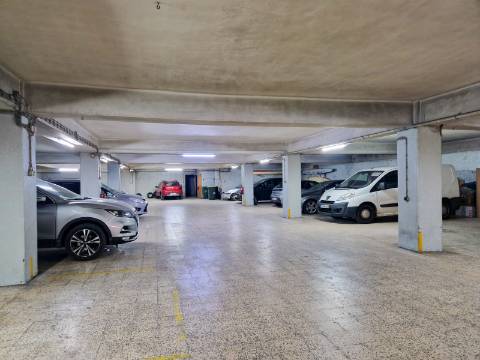Apartamento T4 com estacionamento na Av. EUA