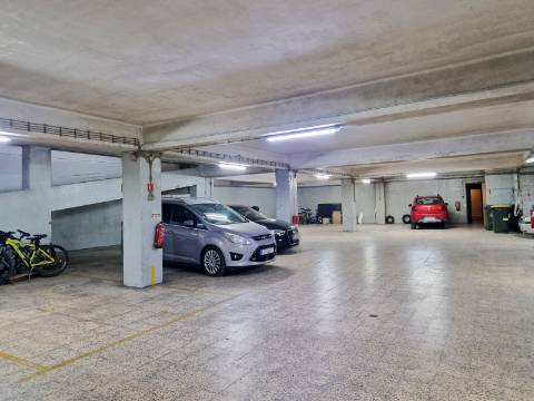 Apartamento T4 com estacionamento na Av. EUA
