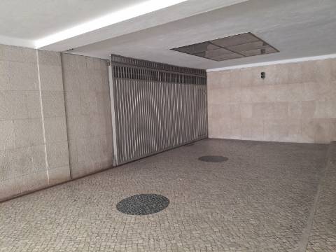 Apartamento T4 com estacionamento na Av. EUA