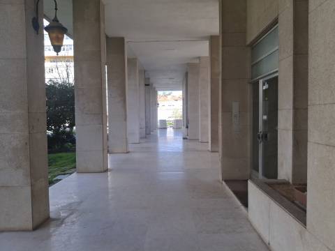 Apartamento T4 com estacionamento na Av. EUA