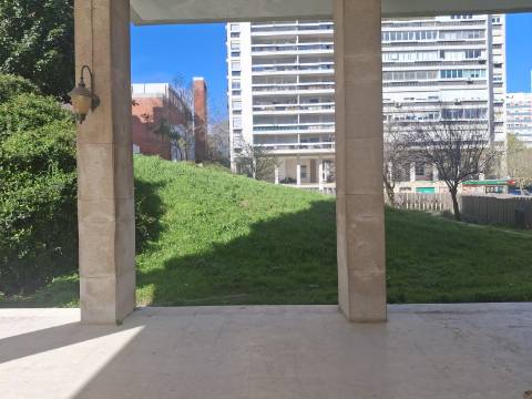 Apartamento T4 com estacionamento na Av. EUA