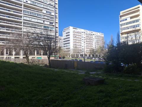 Apartamento T4 com estacionamento na Av. EUA