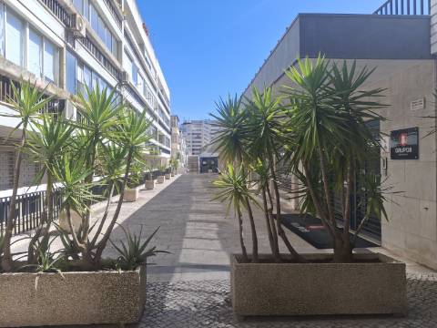 Apartamento T4 com estacionamento na Av. EUA