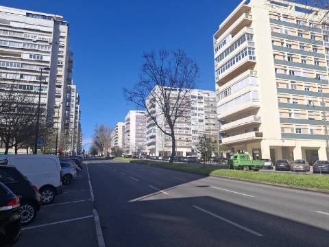 Apartamento T4 com estacionamento na Av. EUA