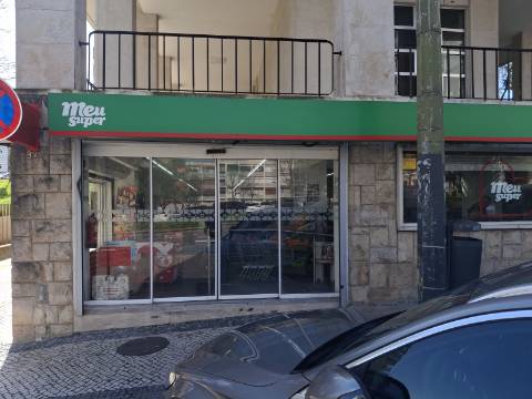 Apartamento T4 com estacionamento na Av. EUA