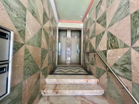 Elegante apartamento T2 totalmente renovado com elevador, na Graça em Lisboa