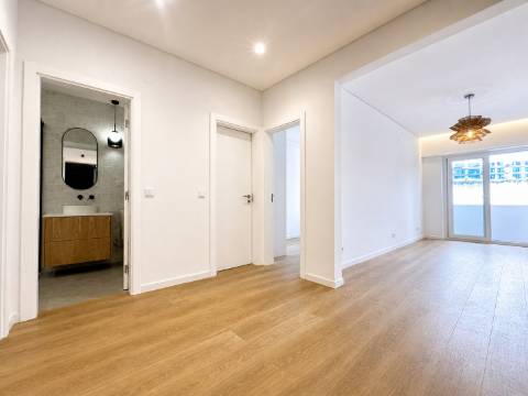 Elegante apartamento T2 totalmente renovado com elevador e varanda, na Graça em Lisboa