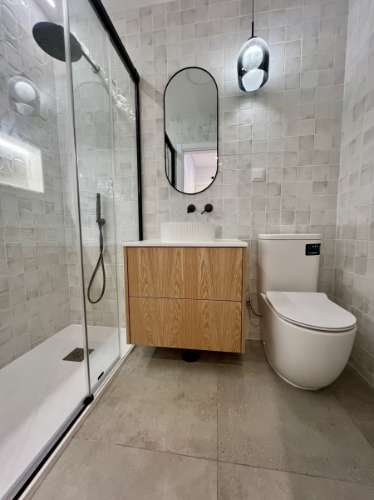 Elegante apartamento T2 totalmente renovado com elevador e varanda, na Graça em Lisboa