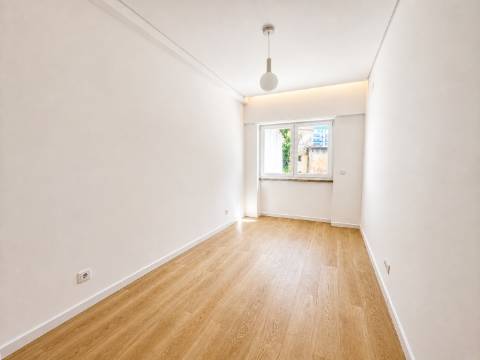 Elegante apartamento T2 totalmente renovado com elevador e varanda, na Graça em Lisboa