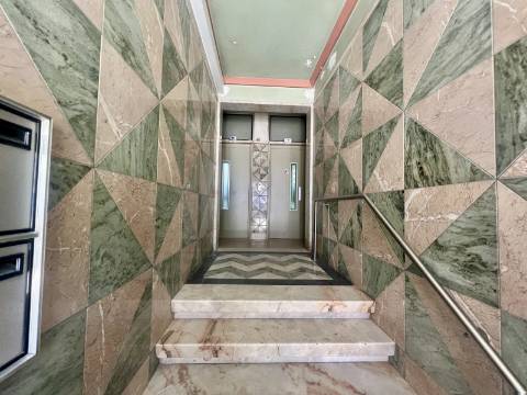 Elegante apartamento T2 totalmente renovado com elevador e varanda, na Graça em Lisboa